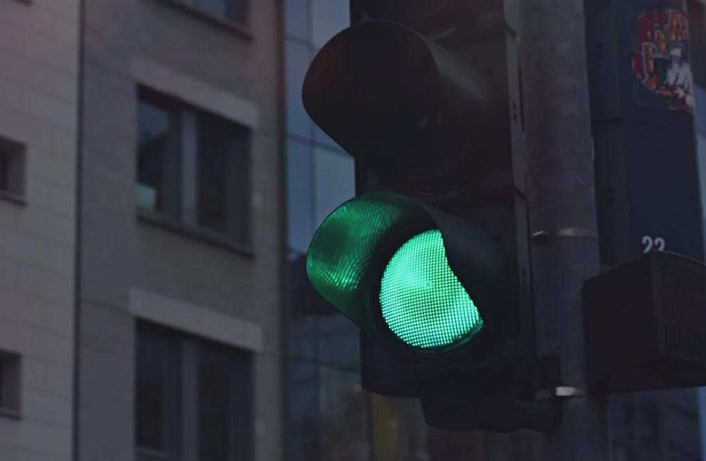 红黄绿的智慧：走进交通信号灯的奇妙世界
