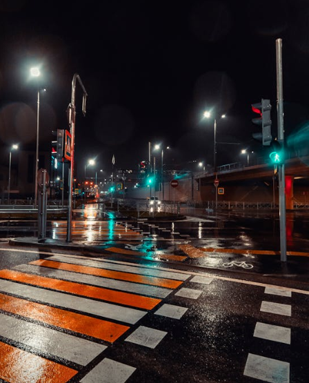 为什么交通信号灯偏偏是红、黄、绿三色？