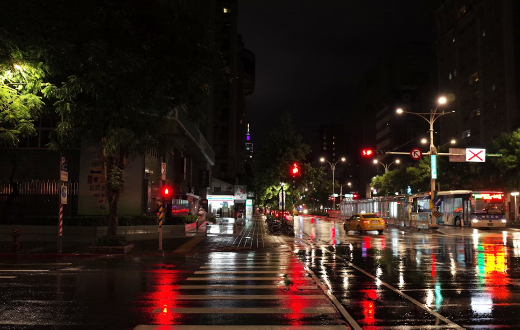 交通信号灯为什么在雨天雾天反而更醒目？揭秘LED的“穿透力”之谜