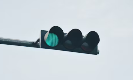 小小信号灯，节能大能手：现代交通信号灯为何如此省电？