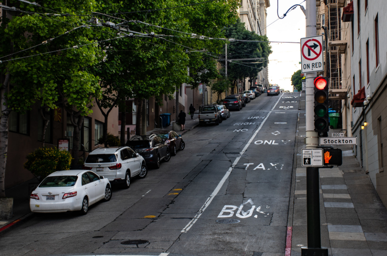 从手动扳杆到AI智能：交通信号灯的百年进化简史