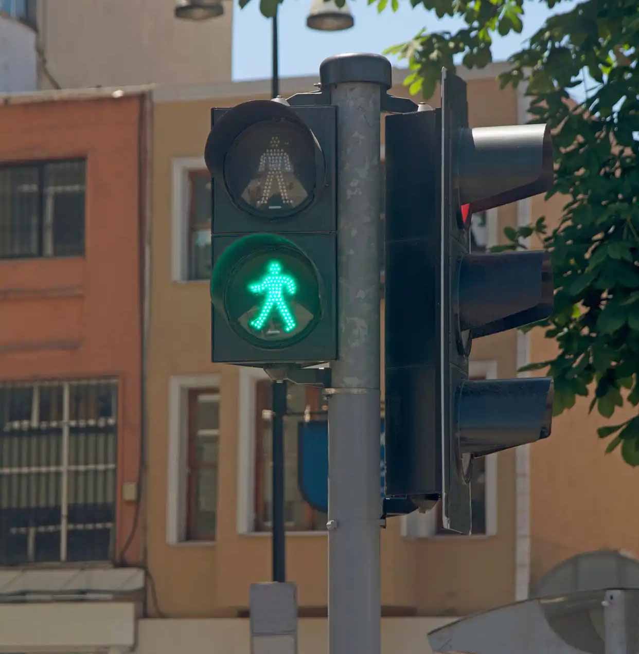 智能交通信号灯:从“车看灯”到“灯看车”的智慧变革